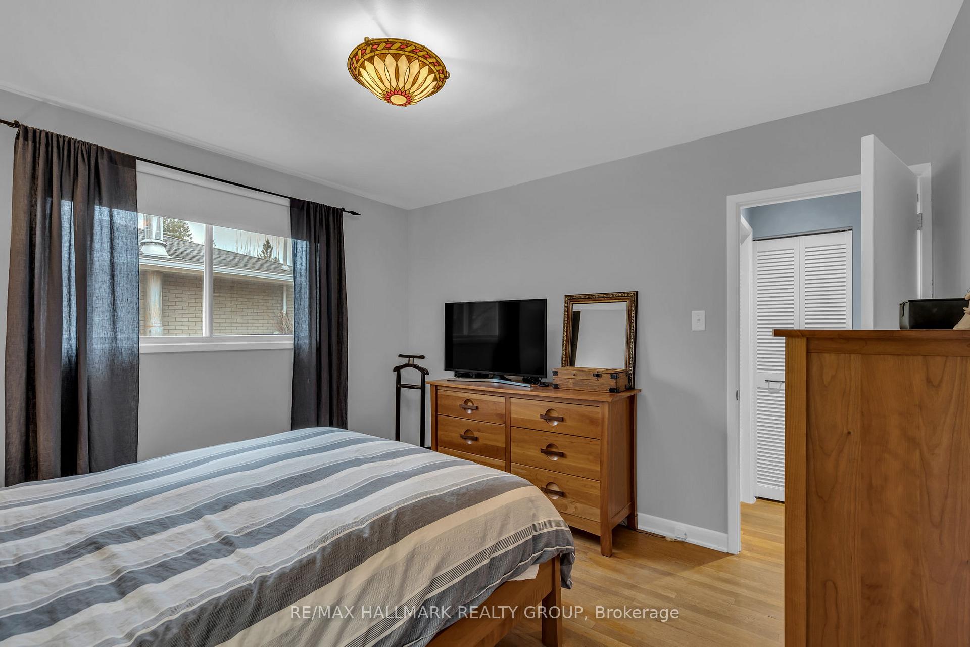 Photo 13 of 25 Ellery Crescent, Ottawa, Lynwood Village — HOMEH