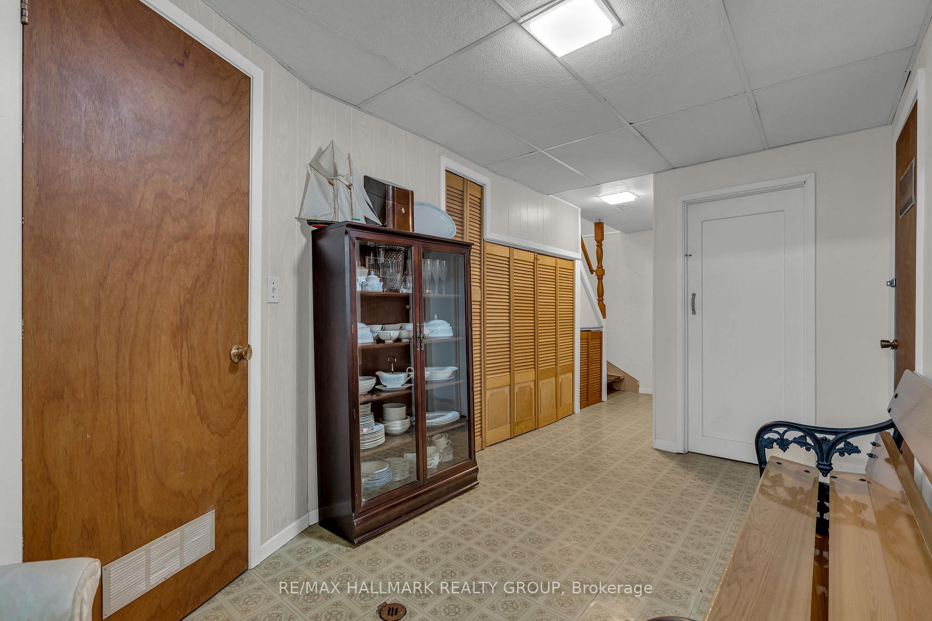 Photo 18 of 25 Ellery Crescent, Ottawa, Lynwood Village — HOMEH