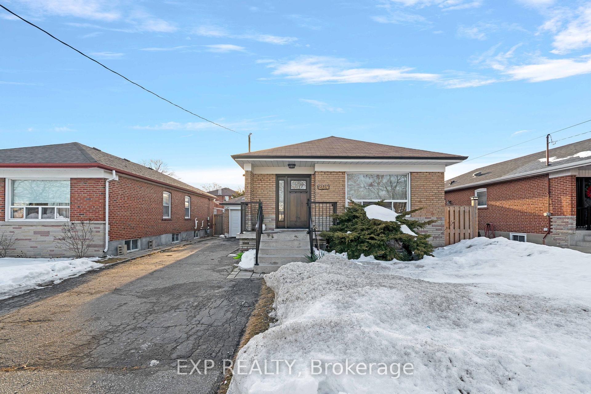 Photo 2 of 204 North Carson Street, Etobicoke, Alderwood — HOMEH