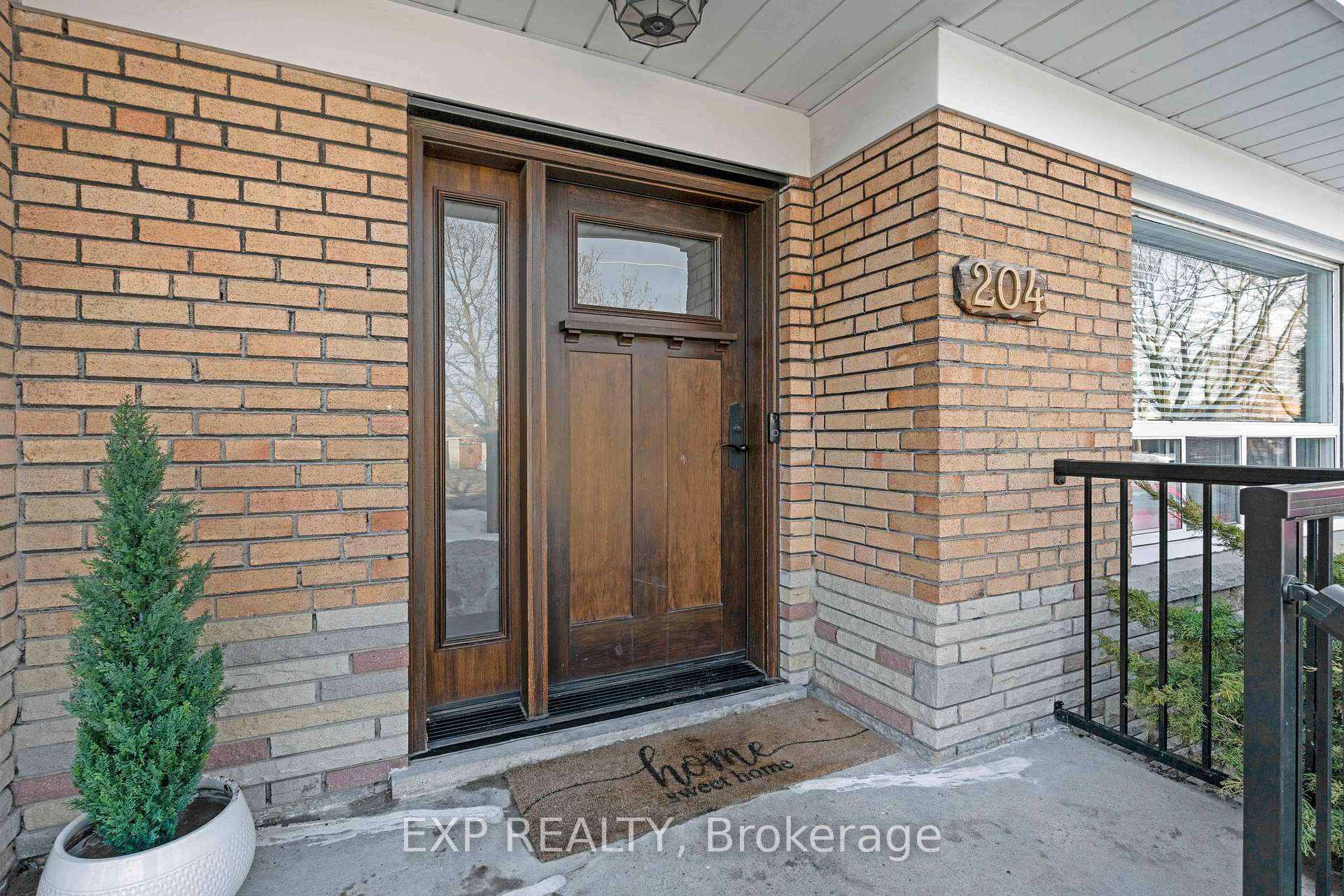 Photo 3 of 204 North Carson Street, Etobicoke, Alderwood — HOMEH