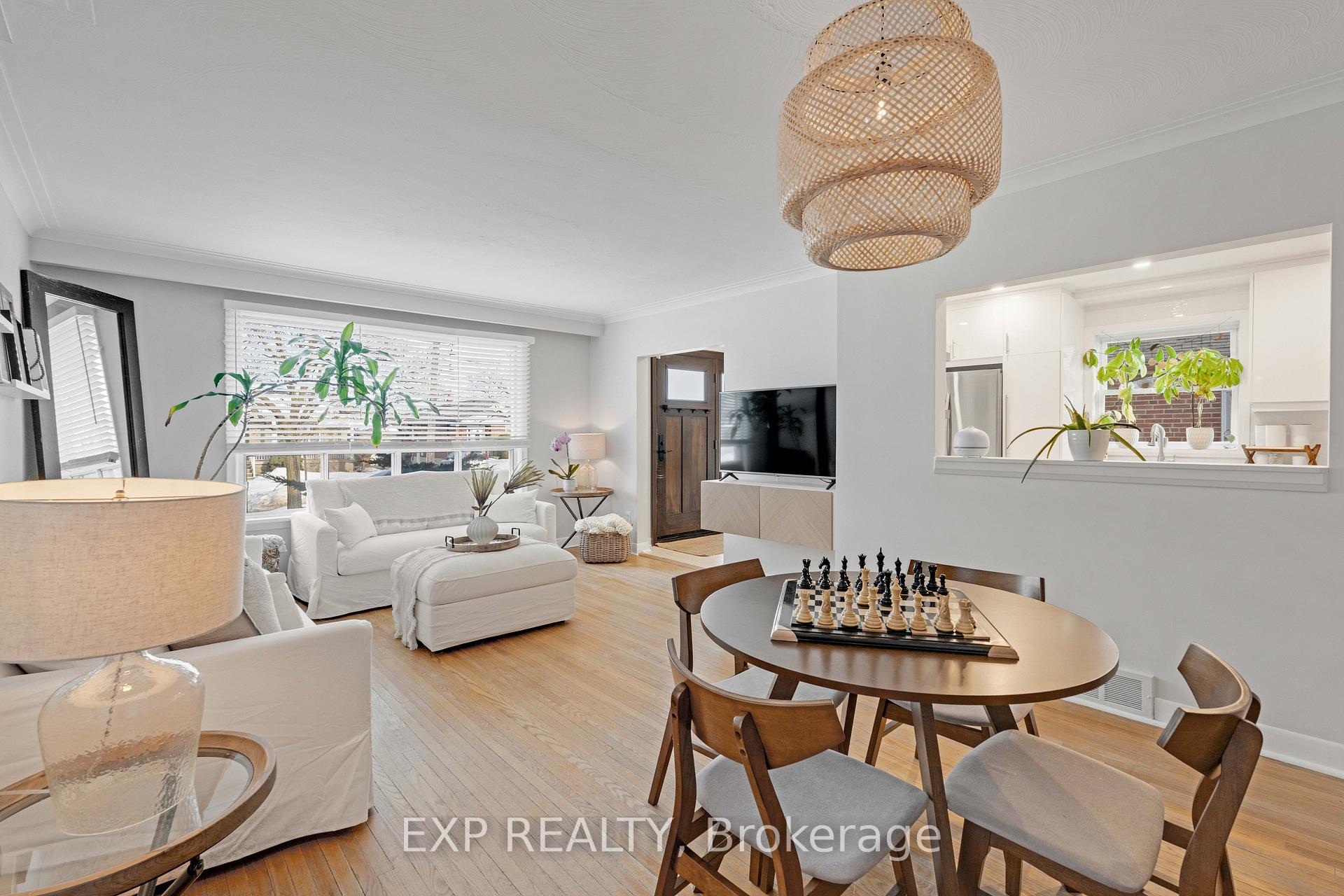 Photo 5 of 204 North Carson Street, Etobicoke, Alderwood — HOMEH