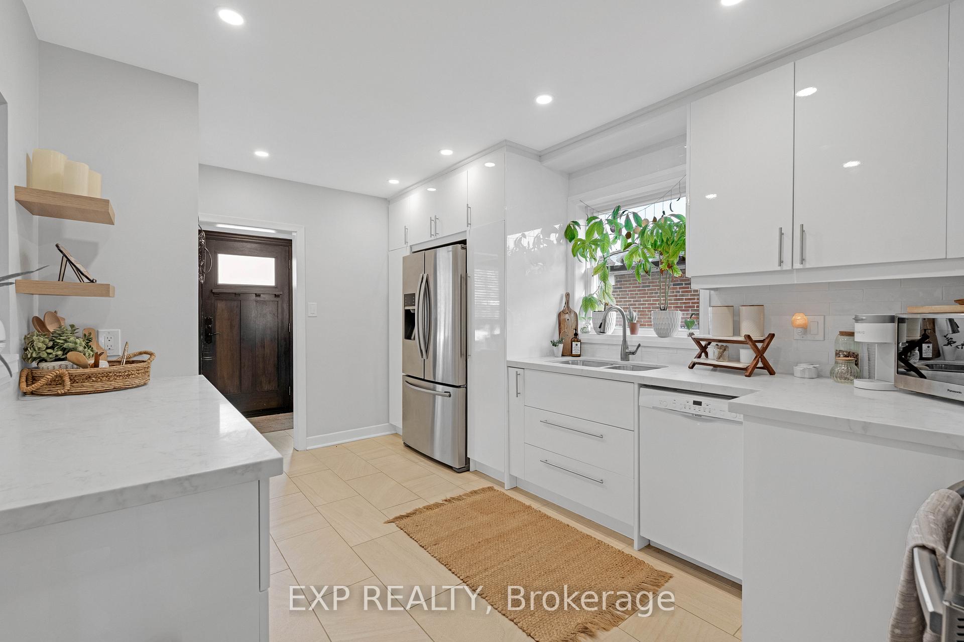 Photo 8 of 204 North Carson Street, Etobicoke, Alderwood — HOMEH