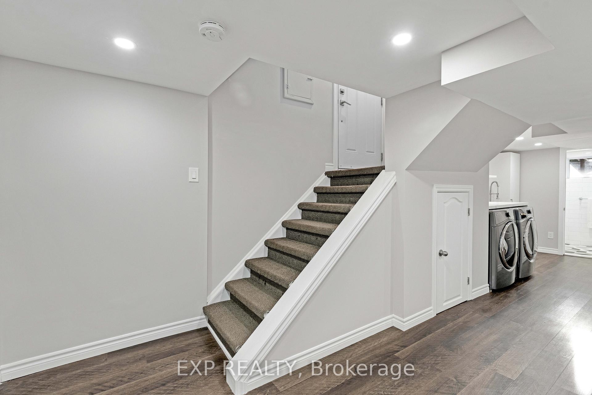 Photo 15 of 204 North Carson Street, Etobicoke, Alderwood — HOMEH