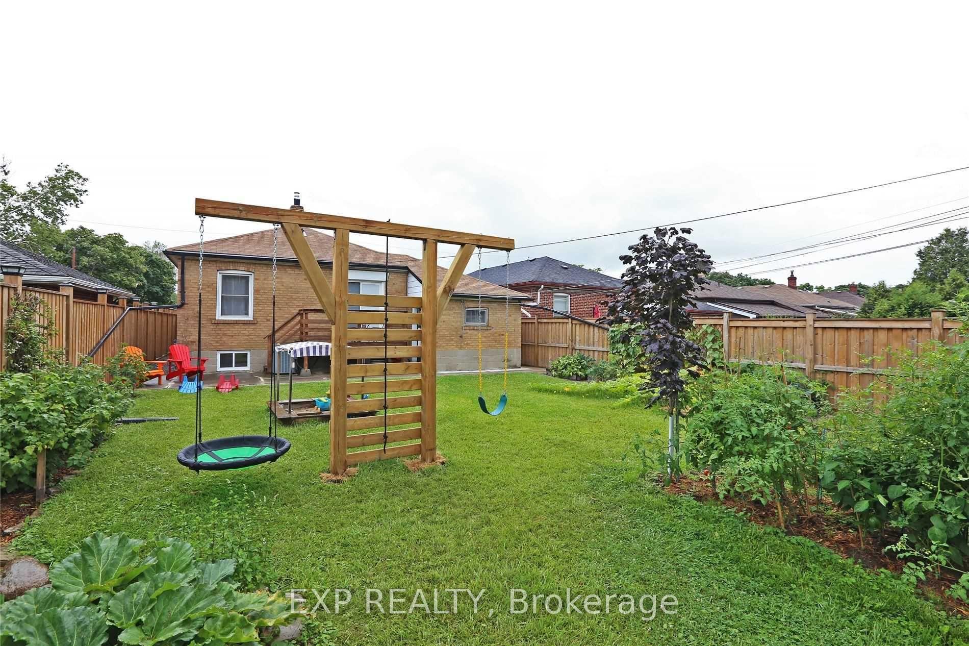 Photo 25 of 204 North Carson Street, Etobicoke, Alderwood — HOMEH