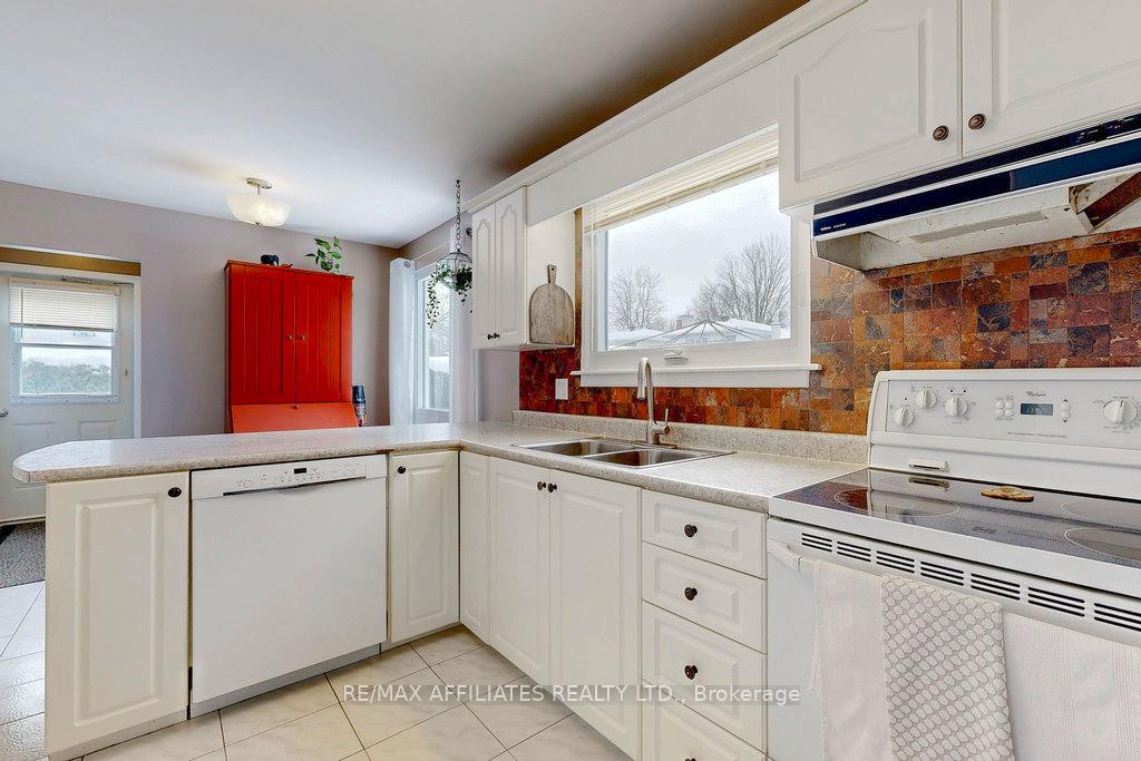 Photo 5 of 23 Burnview Crescent, Ottawa, Blackburn Hamlet — HOMEH