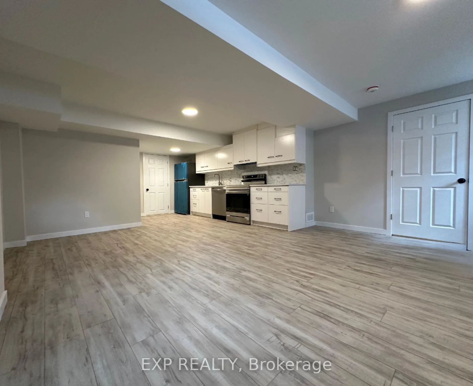 Photo 5 of Unit B, 58 Moore Place, Barrie, Letitia Heights — HOMEH
