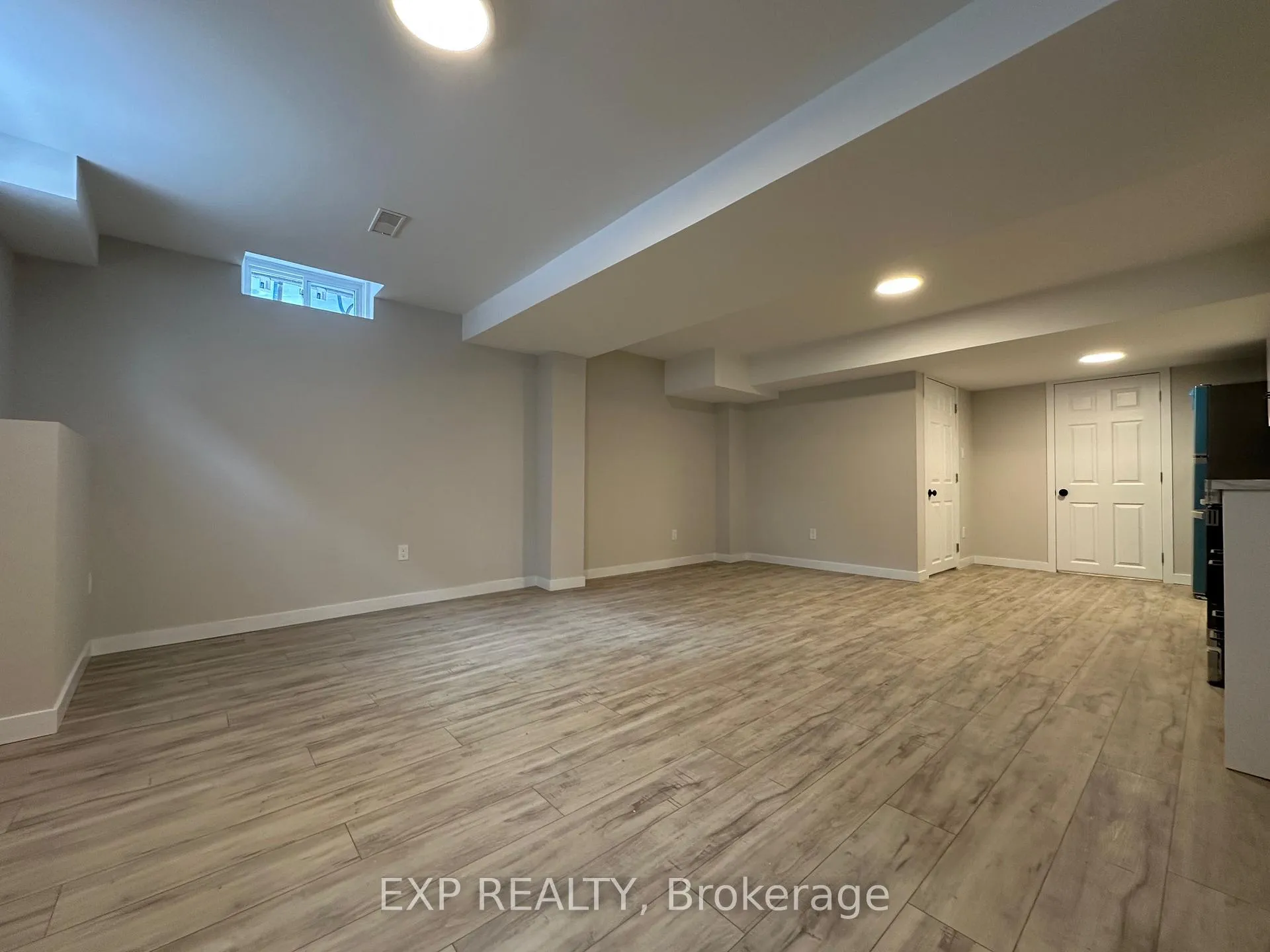 Photo 12 of Unit B, 58 Moore Place, Barrie, Letitia Heights — HOMEH