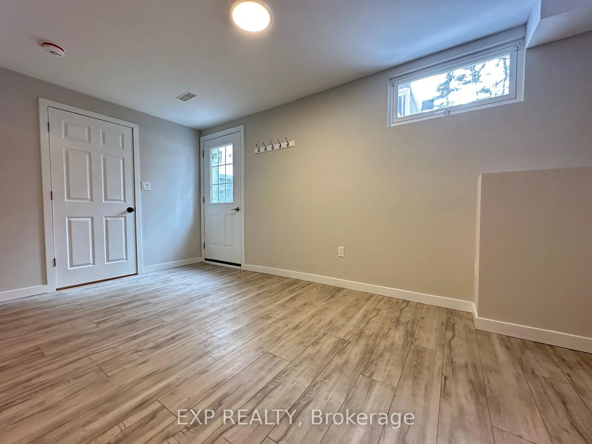 Photo 14 of Unit B, 58 Moore Place, Barrie, Letitia Heights — HOMEH