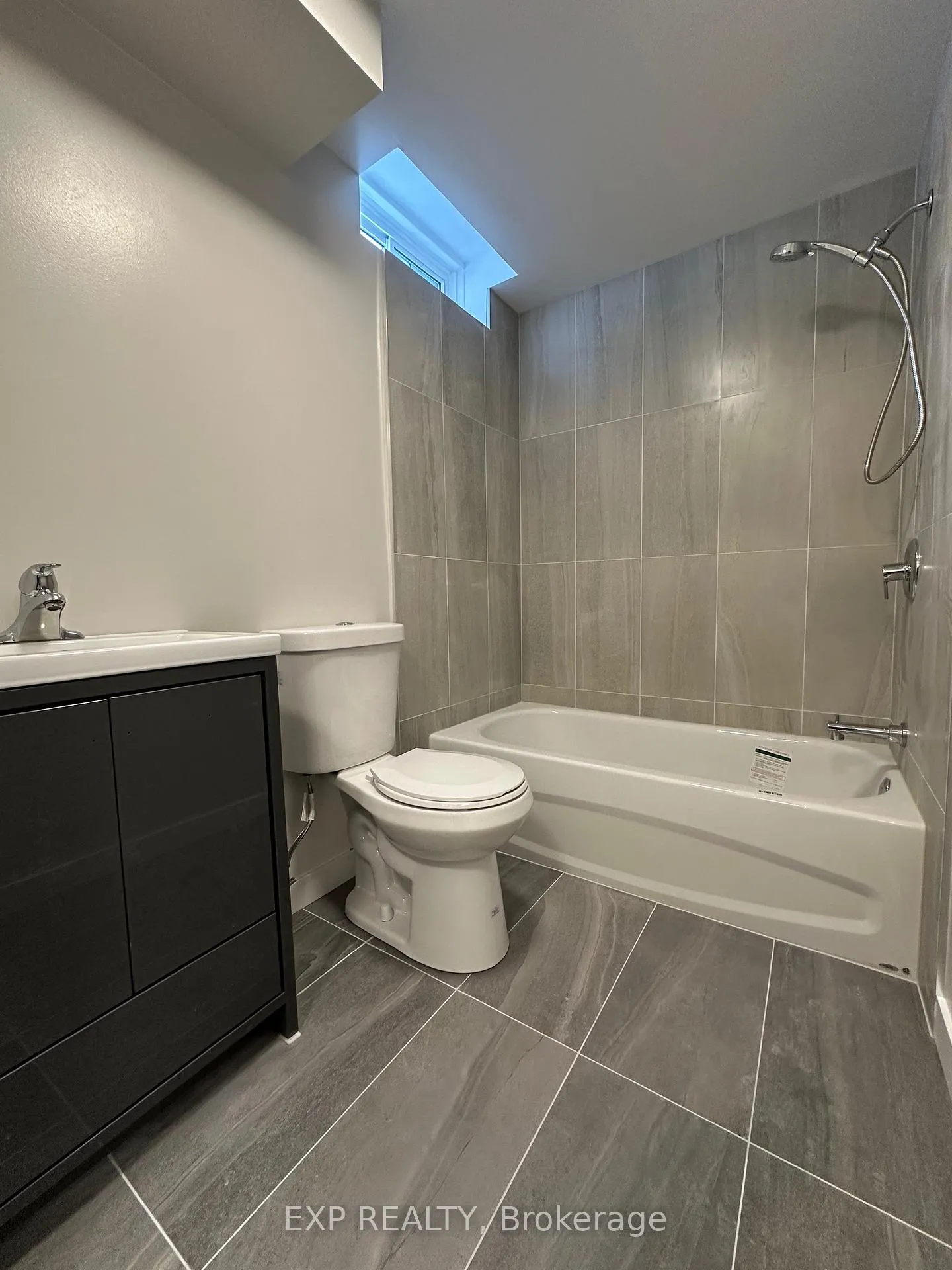 Photo 24 of Unit B, 58 Moore Place, Barrie, Letitia Heights — HOMEH