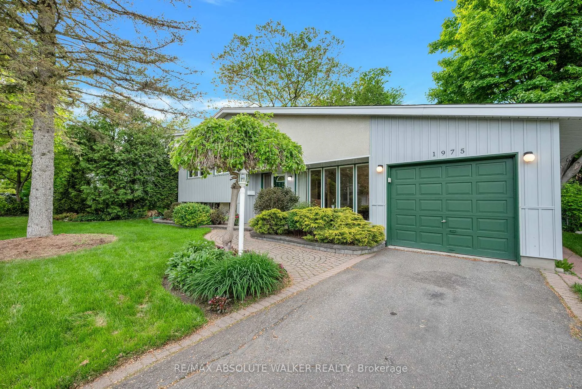 Photo 4 of 1975 Oakdean Crescent, Ottawa, Beacon Hill North — HOMEH