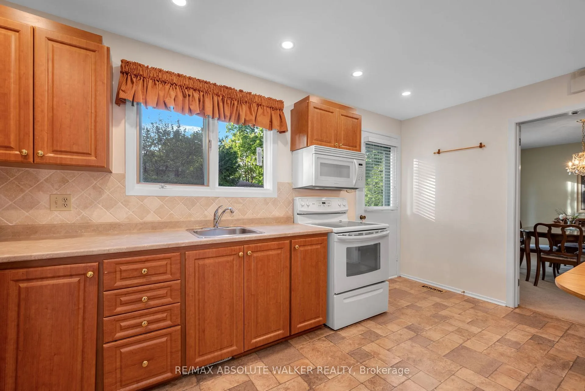Photo 29 of 1975 Oakdean Crescent, Ottawa, Beacon Hill North — HOMEH