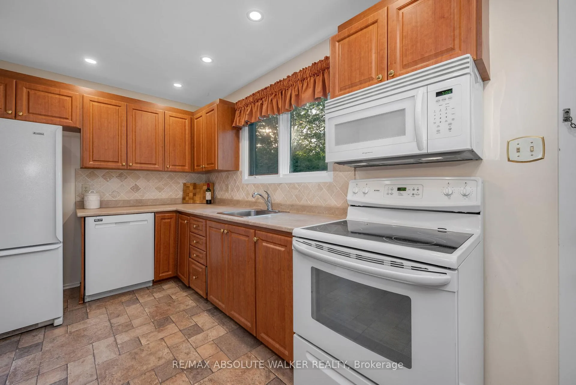 Photo 34 of 1975 Oakdean Crescent, Ottawa, Beacon Hill North — HOMEH