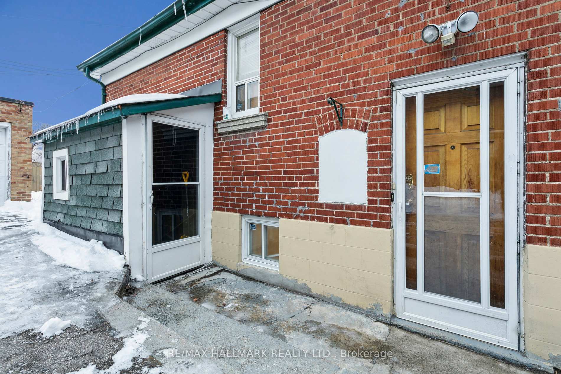 Photo 32 of 618 Brown's Line, Etobicoke, Alderwood — HOMEH