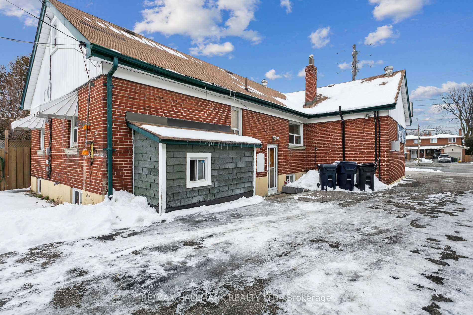 Photo 33 of 618 Brown's Line, Etobicoke, Alderwood — HOMEH