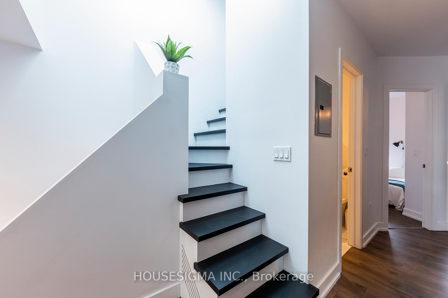 Photo 11 of 40 Tecumseth Street, Toronto, Niagara — HOMEH