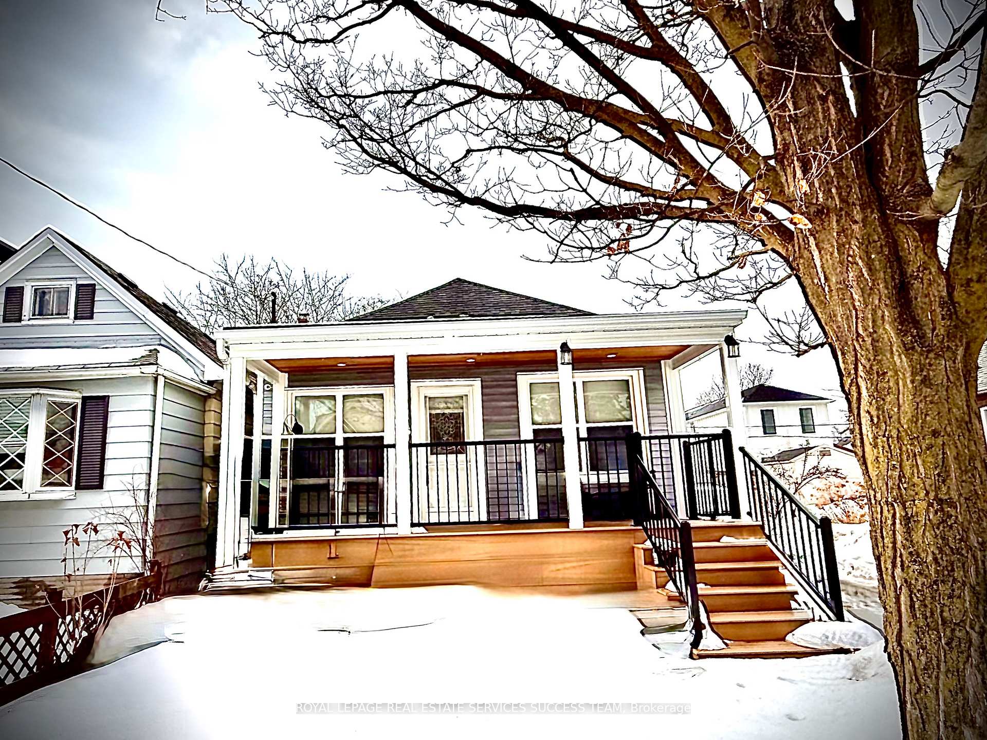 Front of 26 Sixteenth Street W