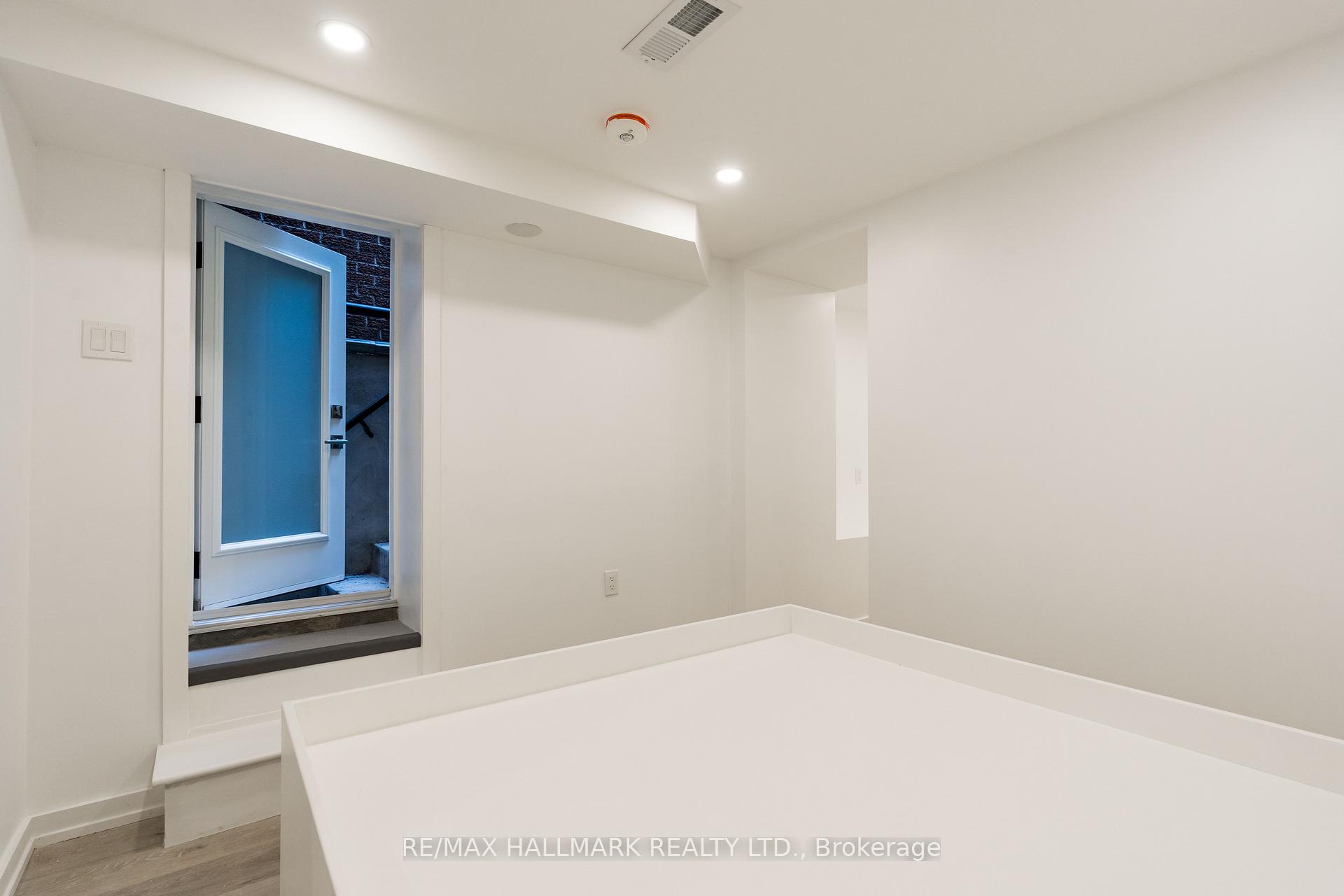 Photo 6 of Unit Lower, 30 Manning Avenue, Toronto, Trinity-Bellwoods — HOMEH