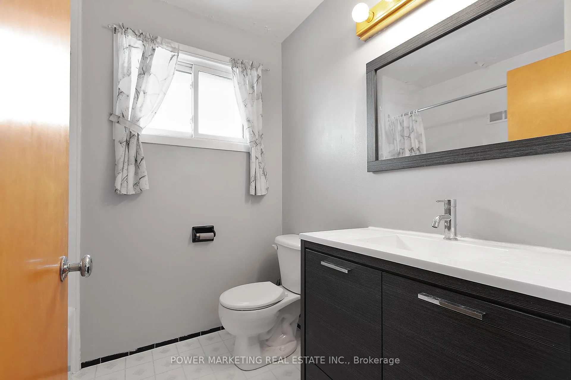 Photo 129 of Unit A, 529 Browning Avenue, Ottawa, Riverview Park — HOMEH