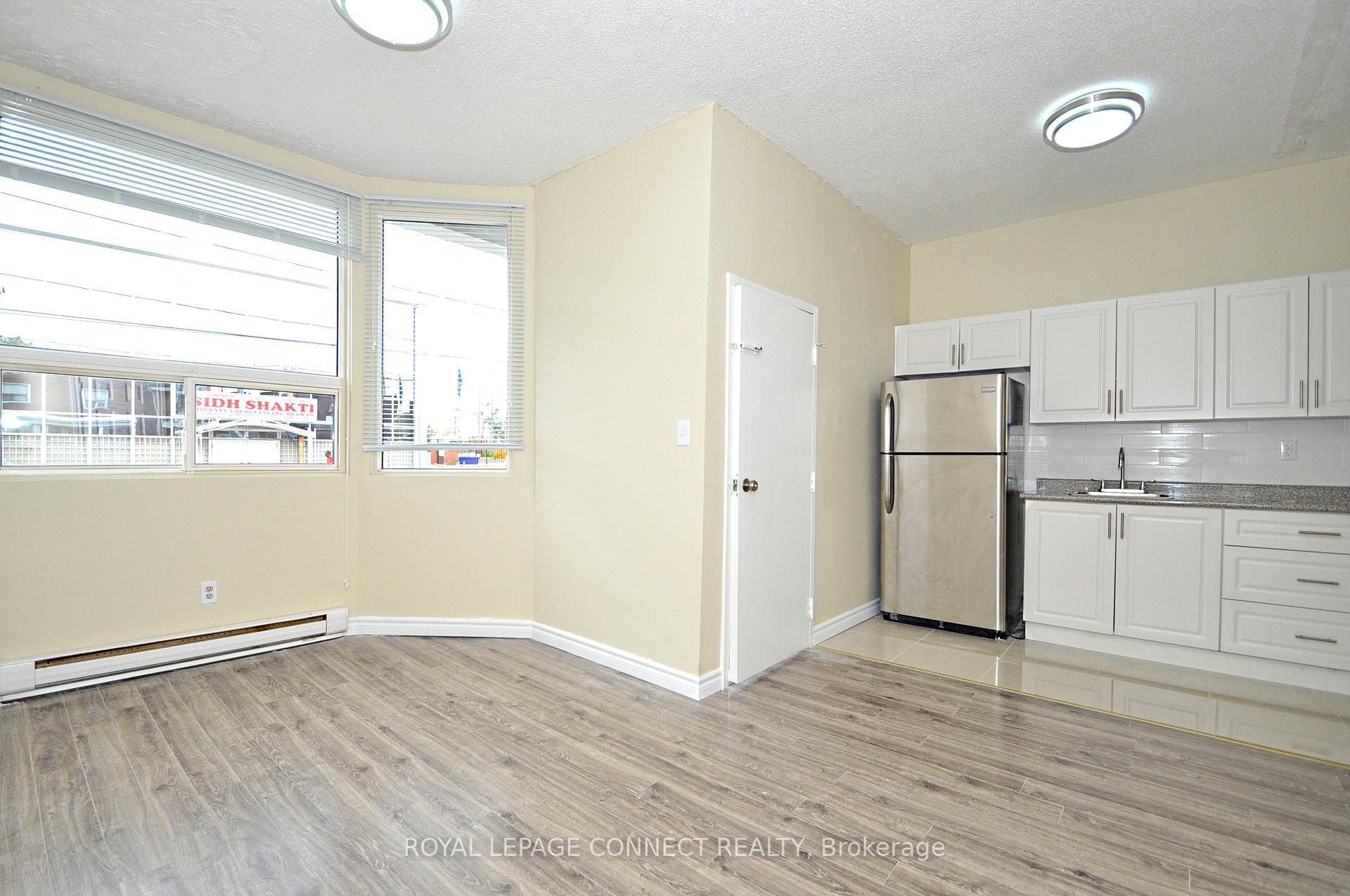 Photo 3 of Unit 5, 199 Islington Avenue, Etobicoke, New Toronto — HOMEH