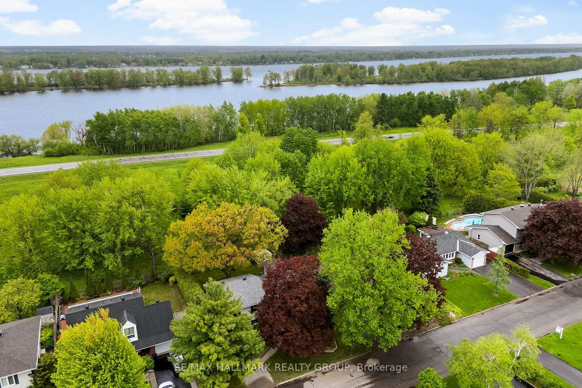 Photo 4 of 2153 Fillmore Crescent, Ottawa, Beacon Hill North — HOMEH