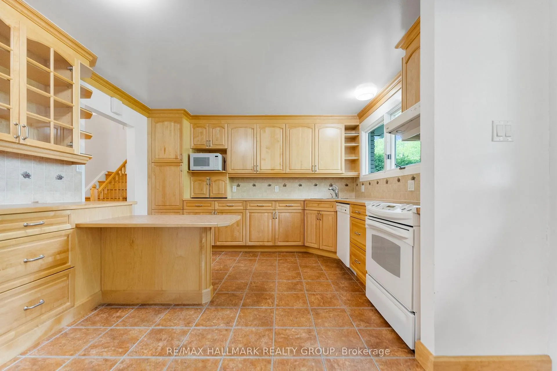 Photo 14 of 2153 Fillmore Crescent, Ottawa, Beacon Hill North — HOMEH