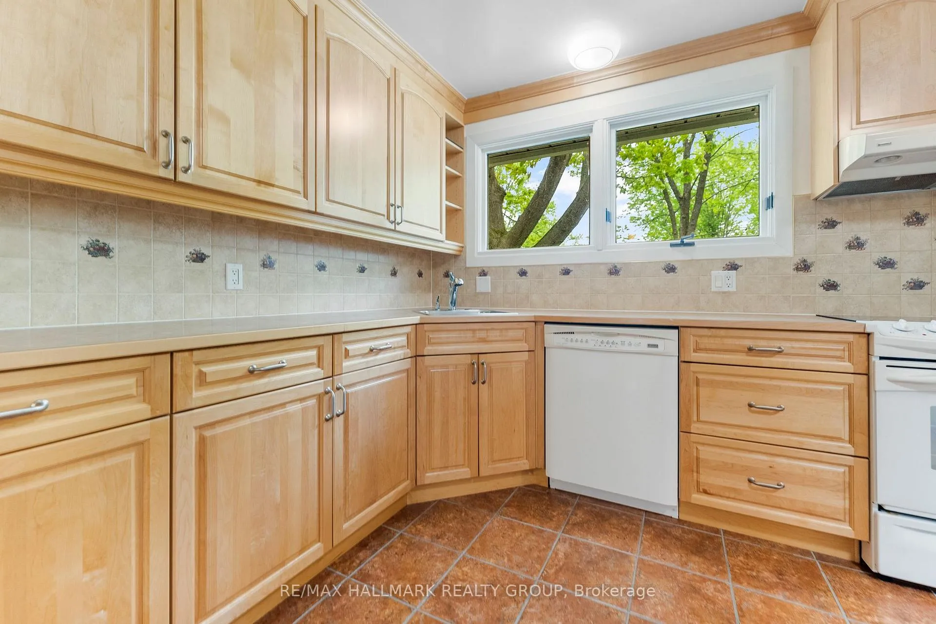 Photo 16 of 2153 Fillmore Crescent, Ottawa, Beacon Hill North — HOMEH
