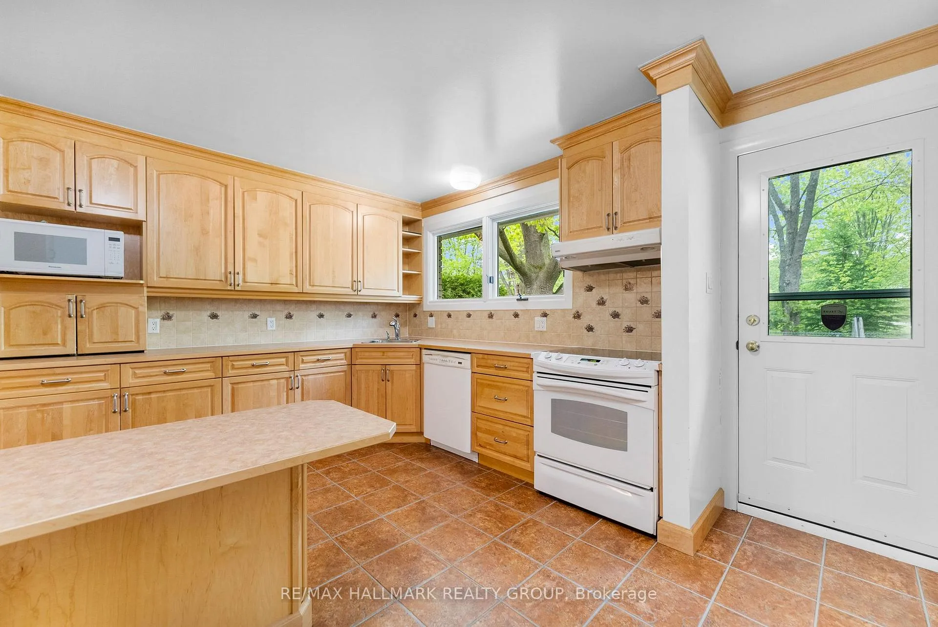 Photo 18 of 2153 Fillmore Crescent, Ottawa, Beacon Hill North — HOMEH