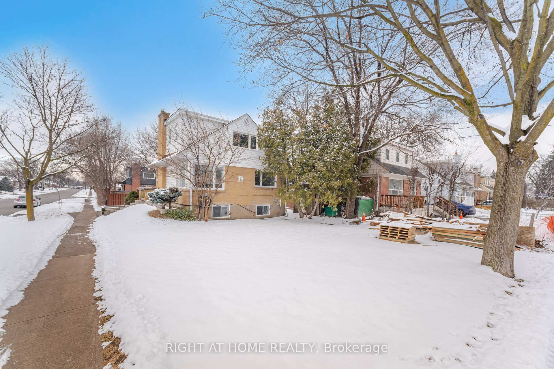 Front of 41 Tofield Crescent
