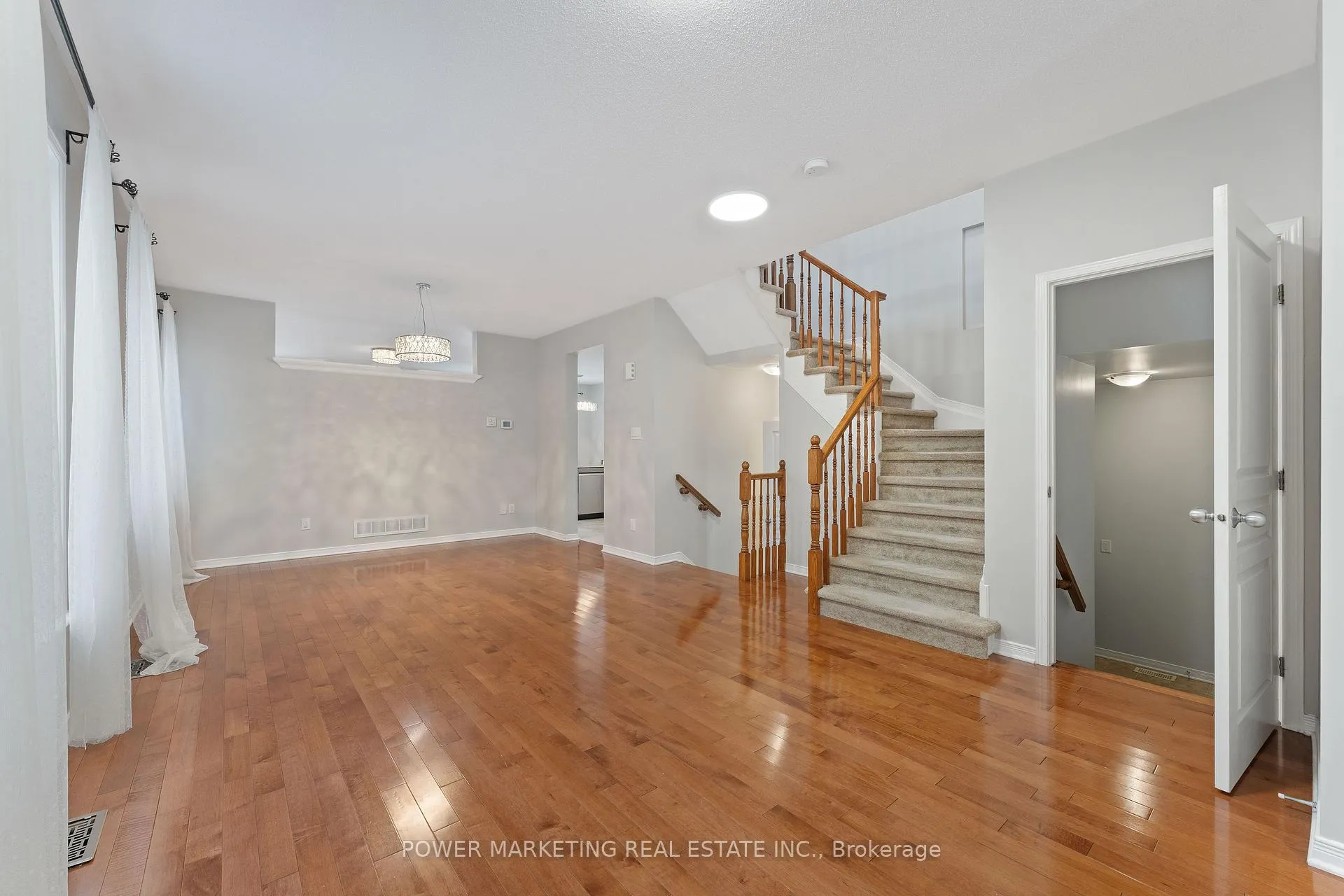 Photo 5 of 224 Harthill Way, Ottawa, Barrhaven - Heritage Park — HOMEH