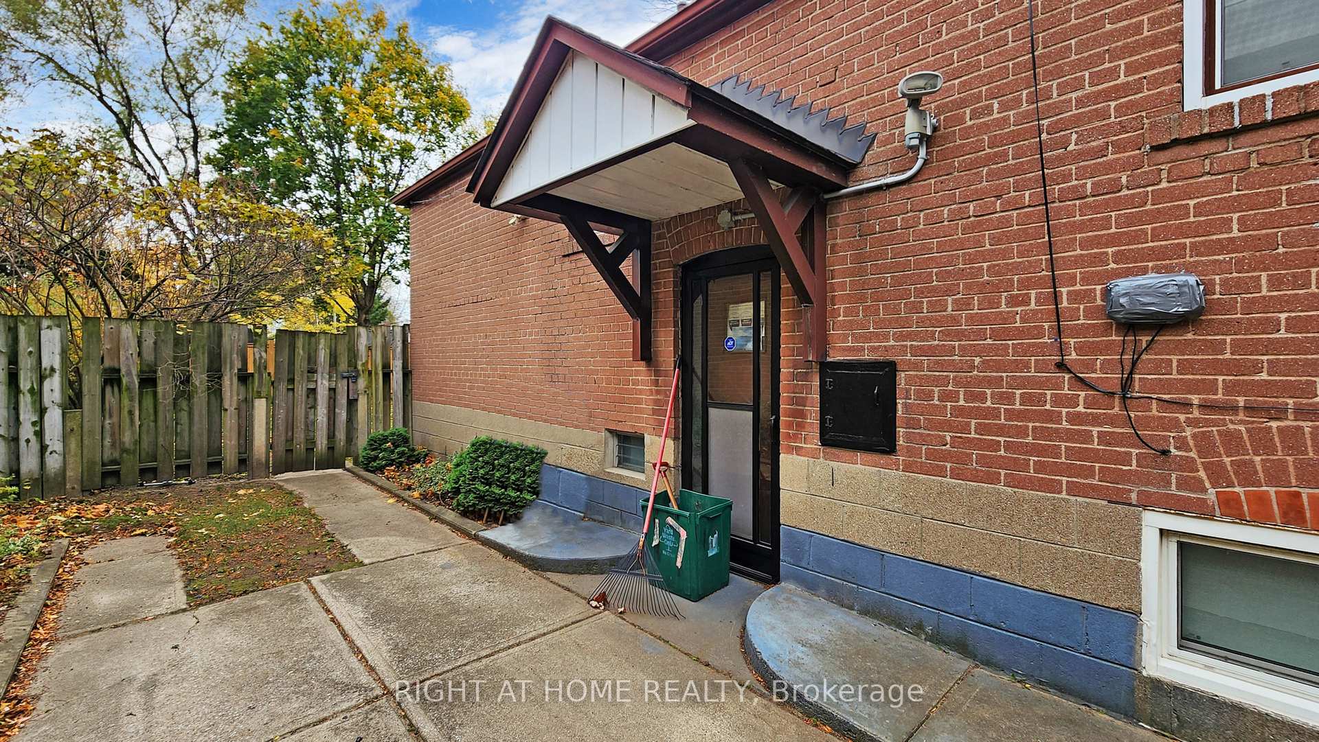 Photo 2 of 17 Bisset Avenue, Etobicoke, Alderwood — HOMEH