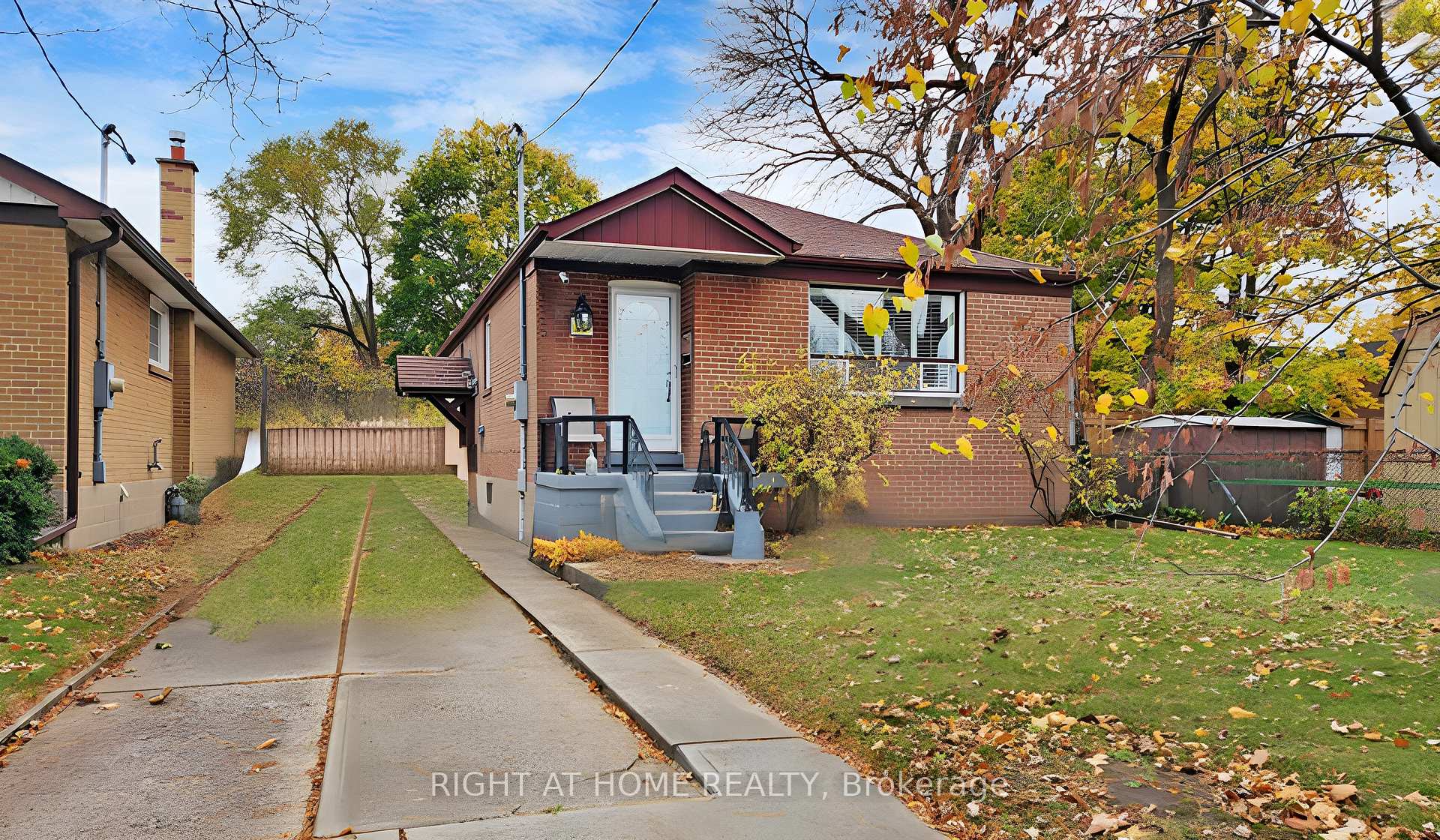 Photo 3 of 17 Bisset Avenue, Etobicoke, Alderwood — HOMEH