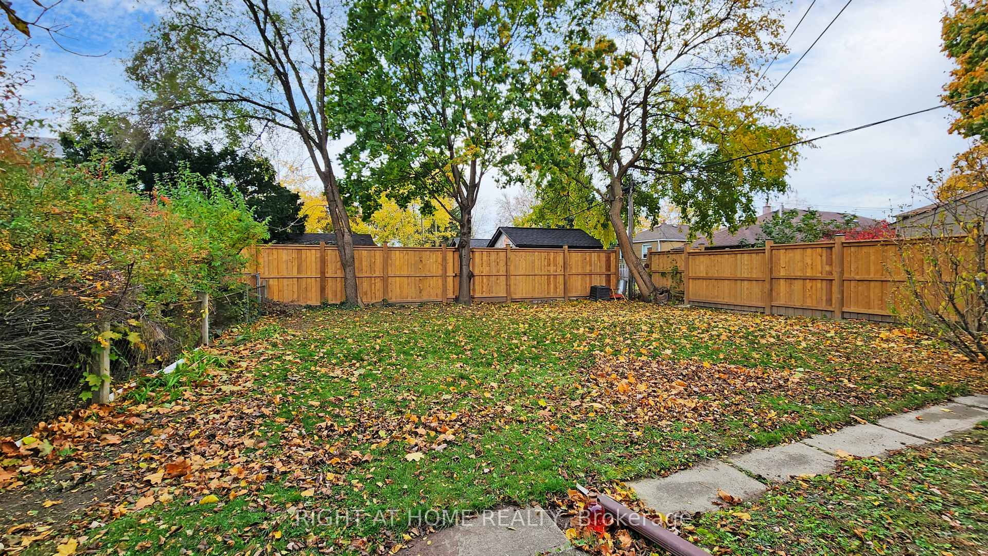 Photo 4 of 17 Bisset Avenue, Etobicoke, Alderwood — HOMEH