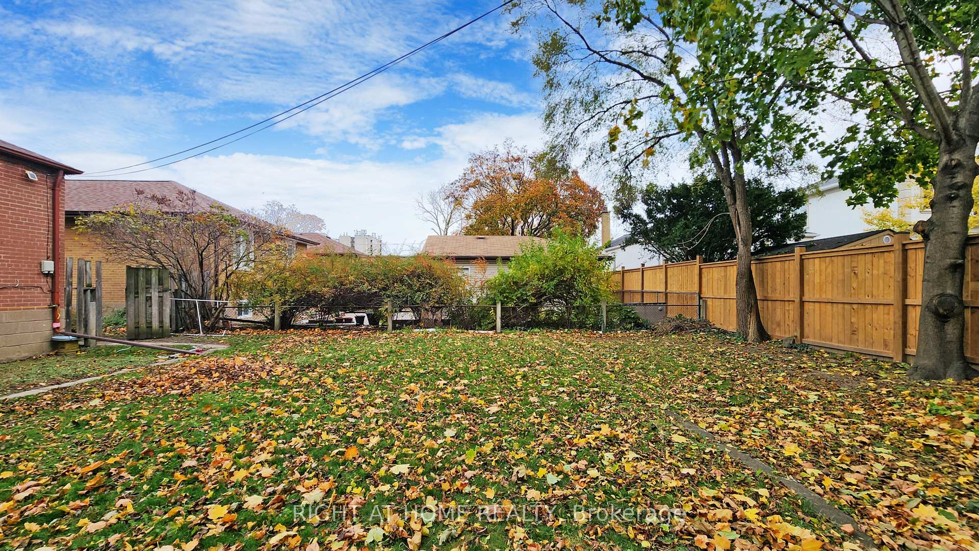 Photo 6 of 17 Bisset Avenue, Etobicoke, Alderwood — HOMEH