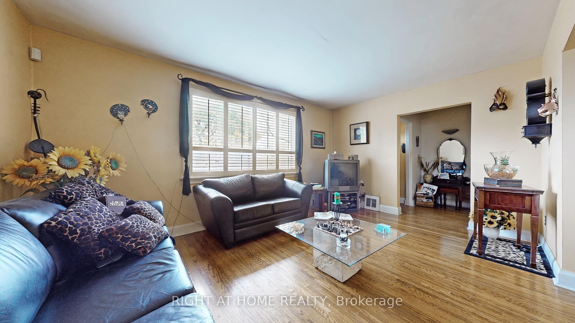 Photo 7 of 17 Bisset Avenue, Etobicoke, Alderwood — HOMEH