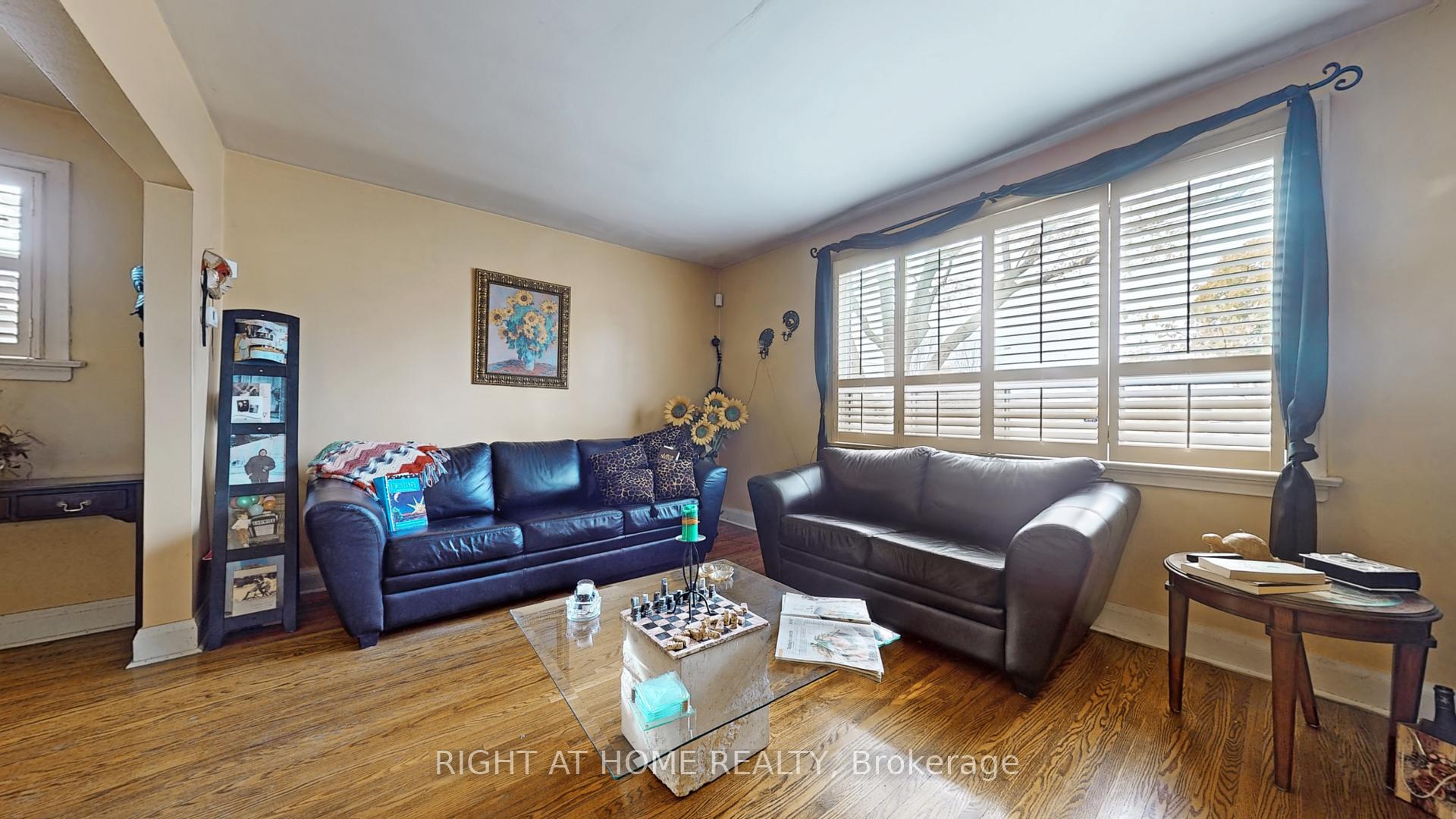 Photo 9 of 17 Bisset Avenue, Etobicoke, Alderwood — HOMEH