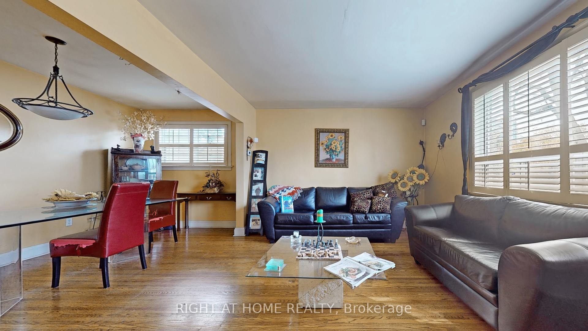 Photo 10 of 17 Bisset Avenue, Etobicoke, Alderwood — HOMEH