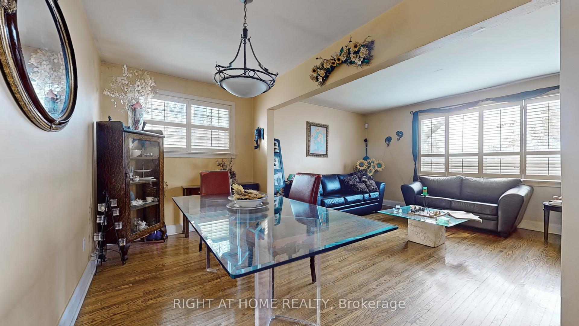 Photo 11 of 17 Bisset Avenue, Etobicoke, Alderwood — HOMEH