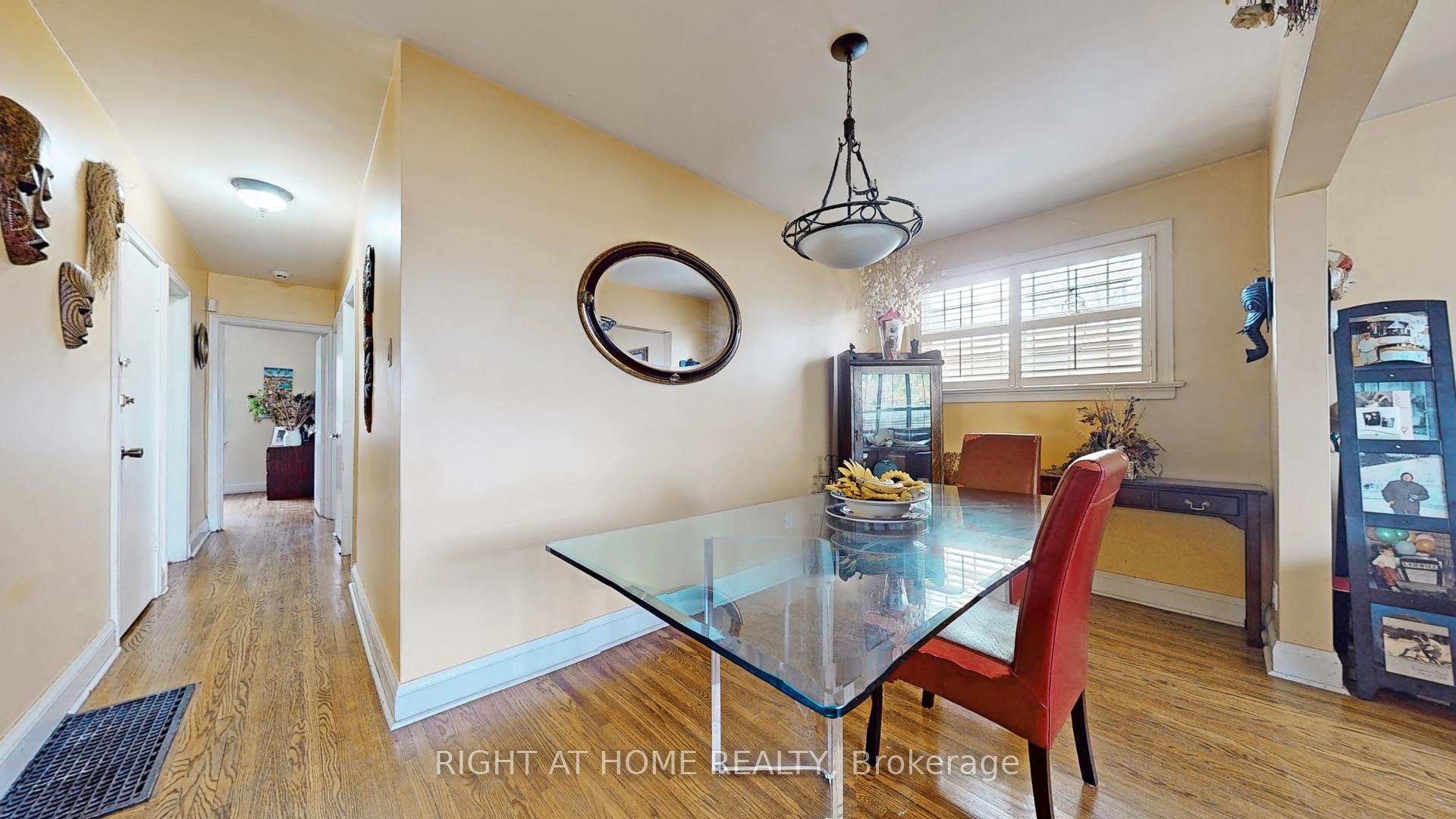 Photo 12 of 17 Bisset Avenue, Etobicoke, Alderwood — HOMEH