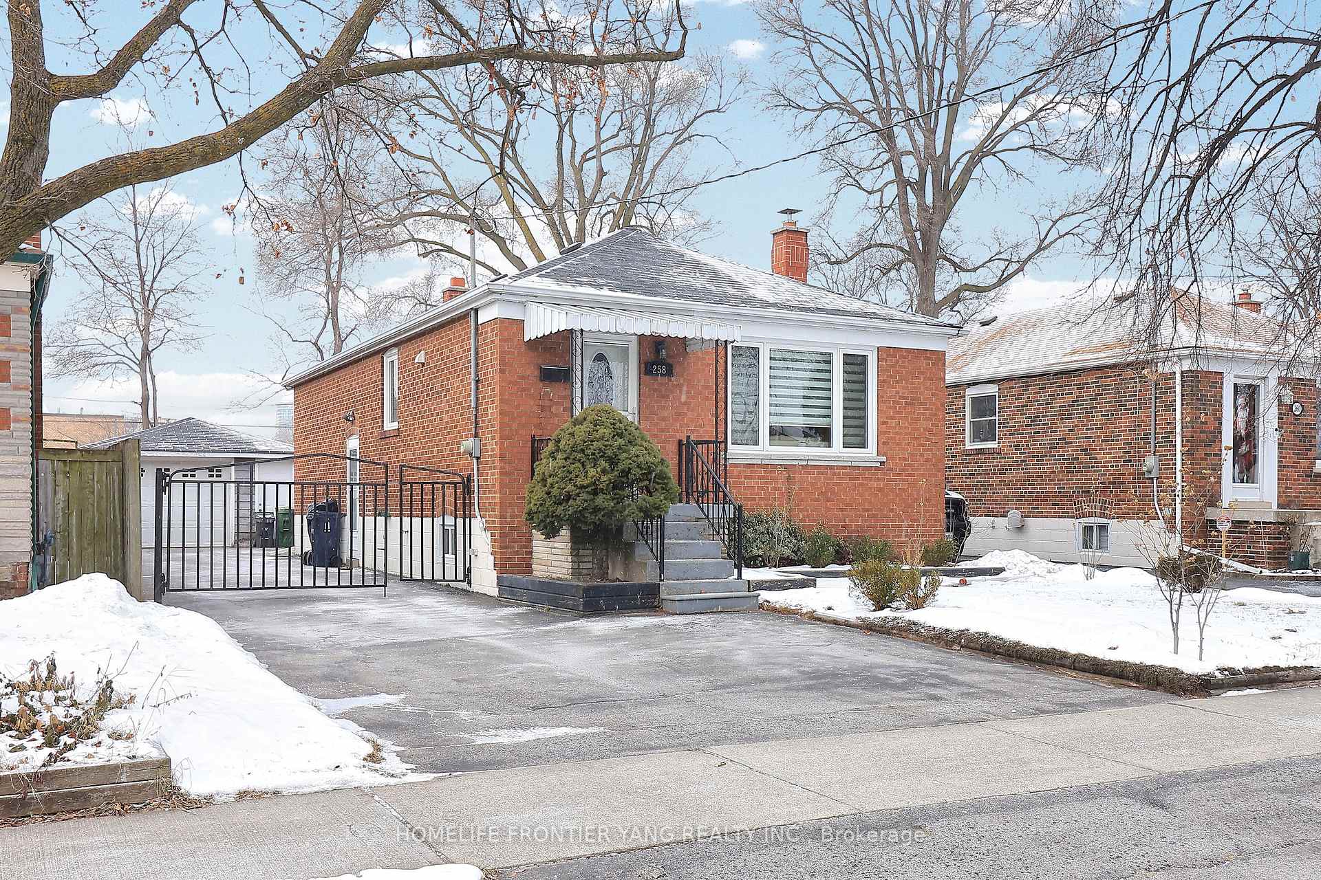 Photo 3 of 258 Aldercrest Road, Etobicoke, Alderwood — HOMEH