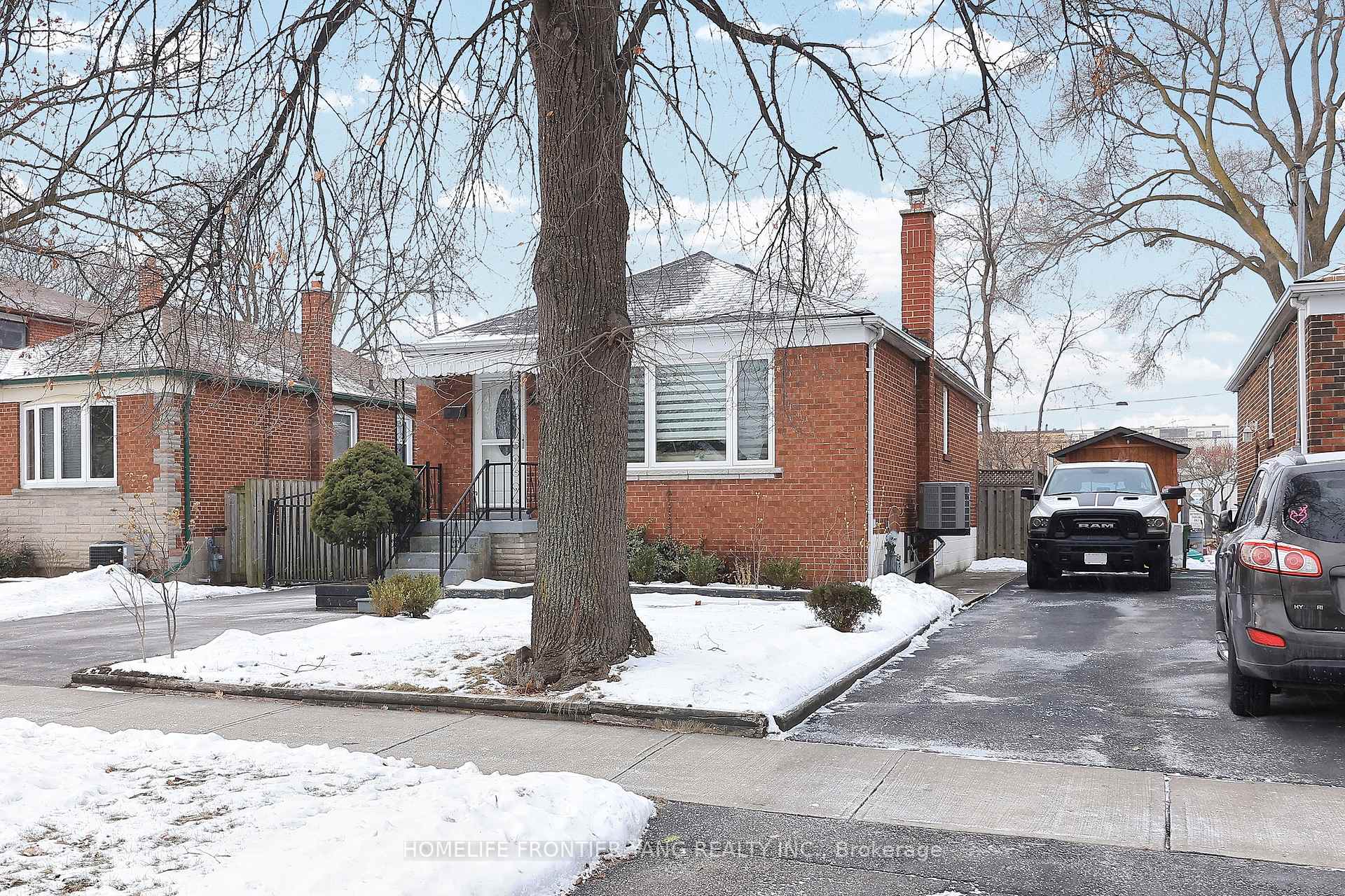 Photo 4 of 258 Aldercrest Road, Etobicoke, Alderwood — HOMEH