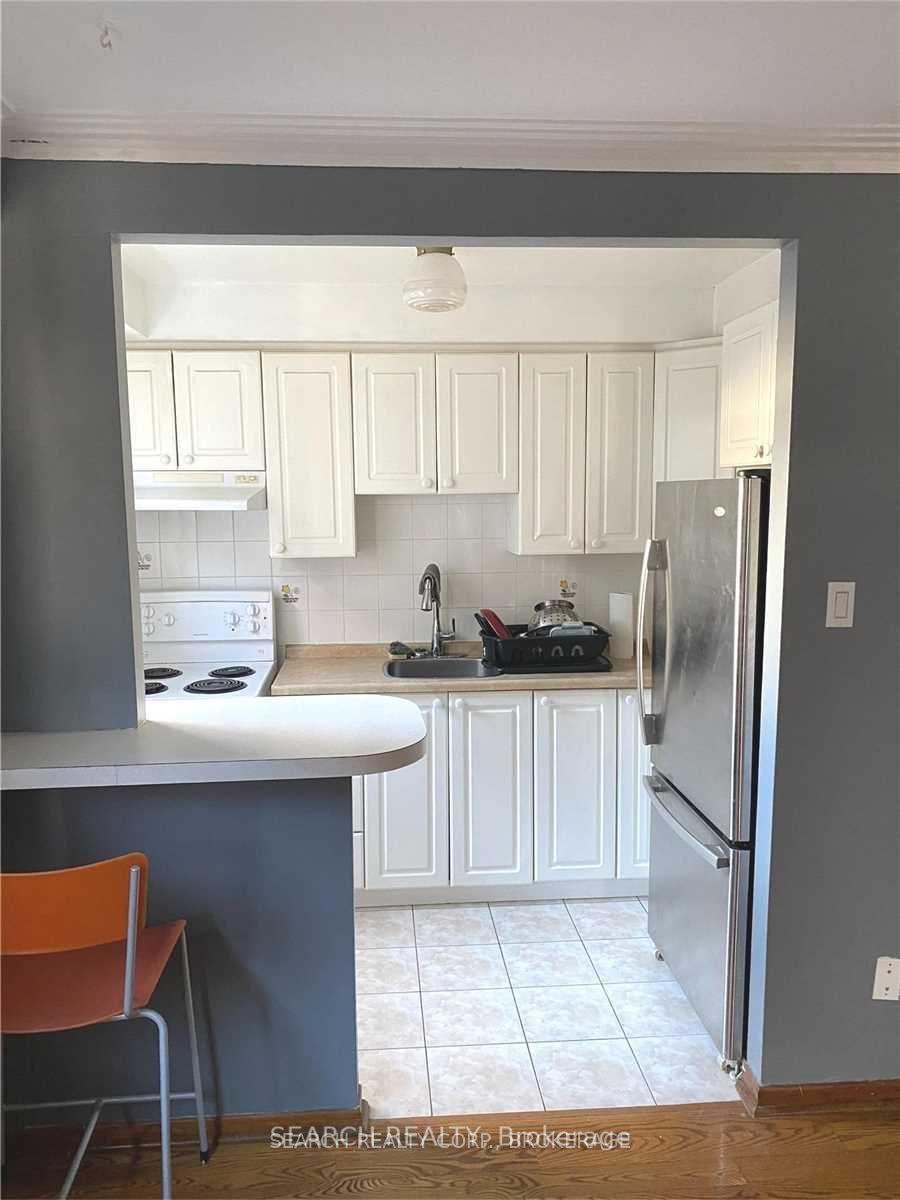 Photo 3 of Unit 4, 115 Eighth Street, Etobicoke, New Toronto — HOMEH