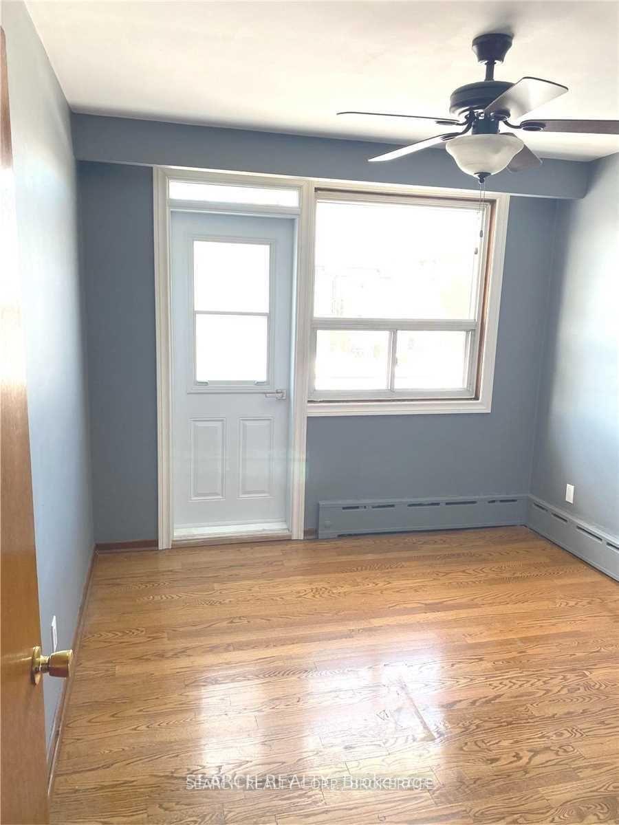 Photo 8 of Unit 4, 115 Eighth Street, Etobicoke, New Toronto — HOMEH