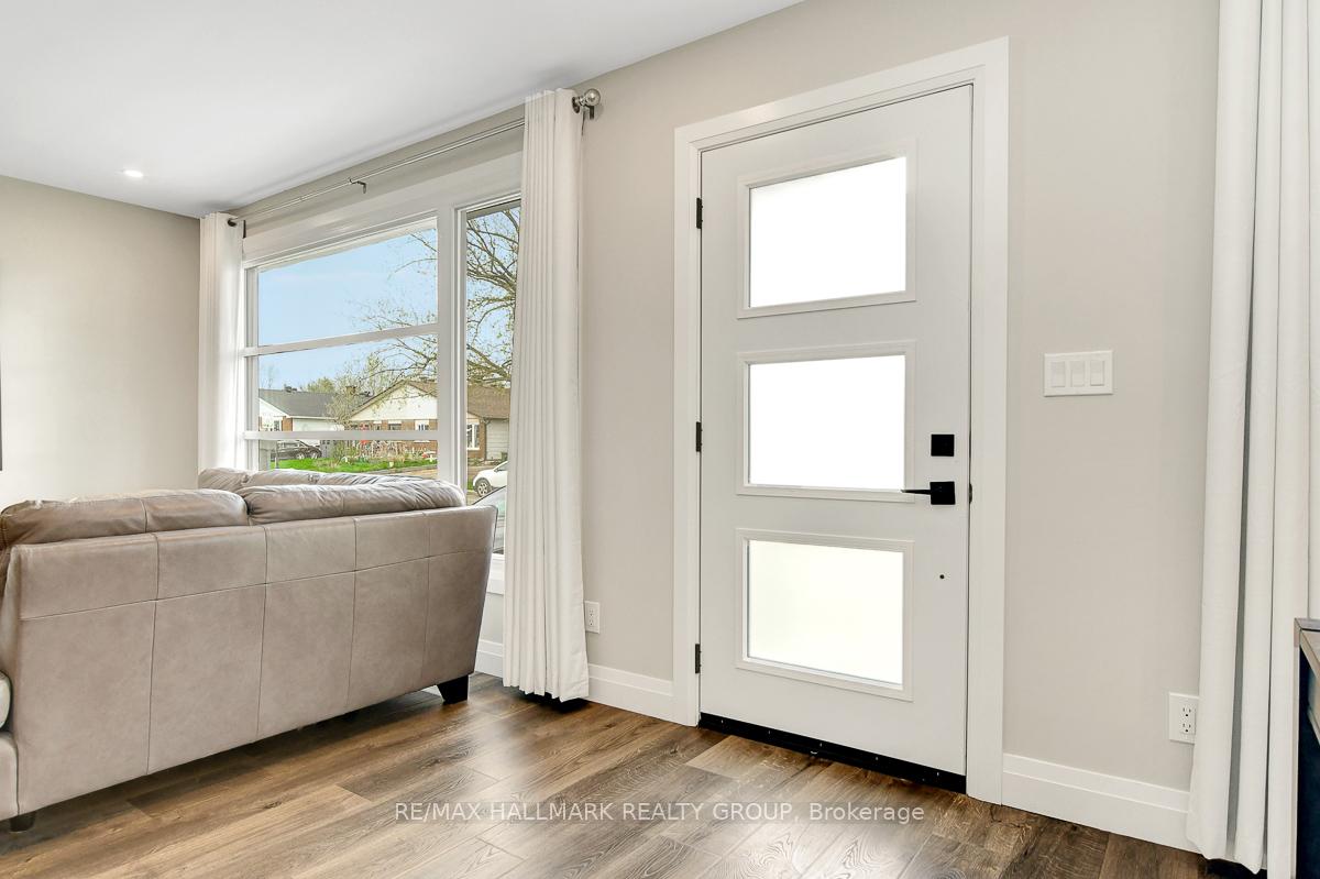 Photo 3 of 2216 Fillmore Crescent, Ottawa, Beacon Hill North — HOMEH
