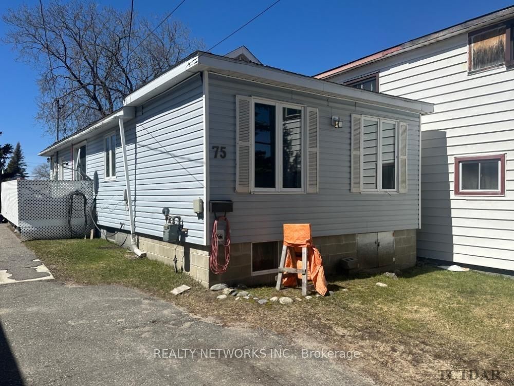 Front of 75 Maple Street N