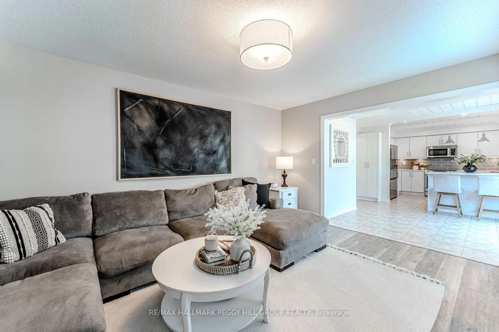 Photo 8 of 14 Regina Road, Barrie, Innis-Shore — HOMEH