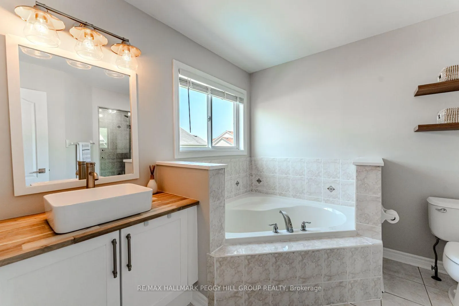 Photo 12 of 14 Regina Road, Barrie, Innis-Shore — HOMEH