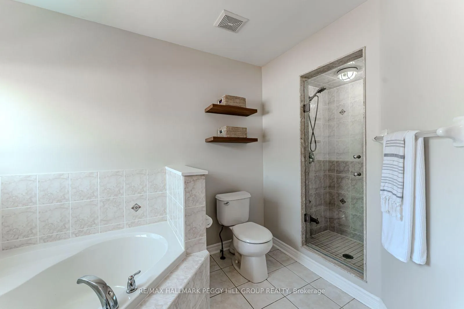 Photo 13 of 14 Regina Road, Barrie, Innis-Shore — HOMEH