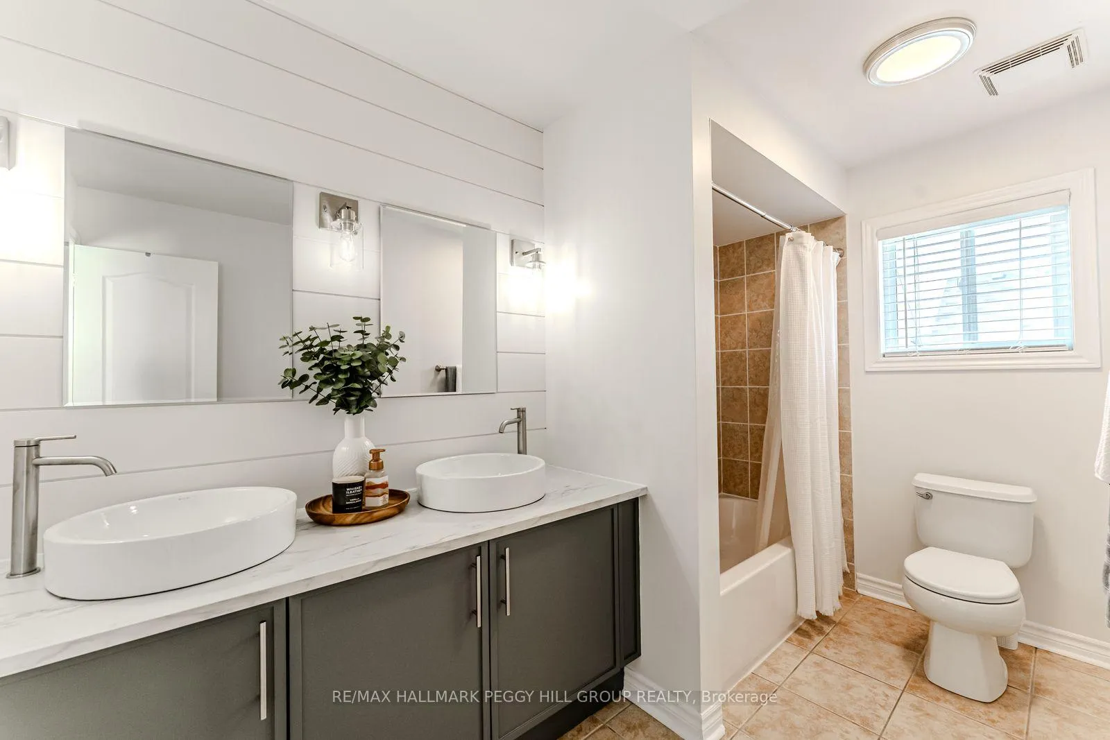 Photo 16 of 14 Regina Road, Barrie, Innis-Shore — HOMEH