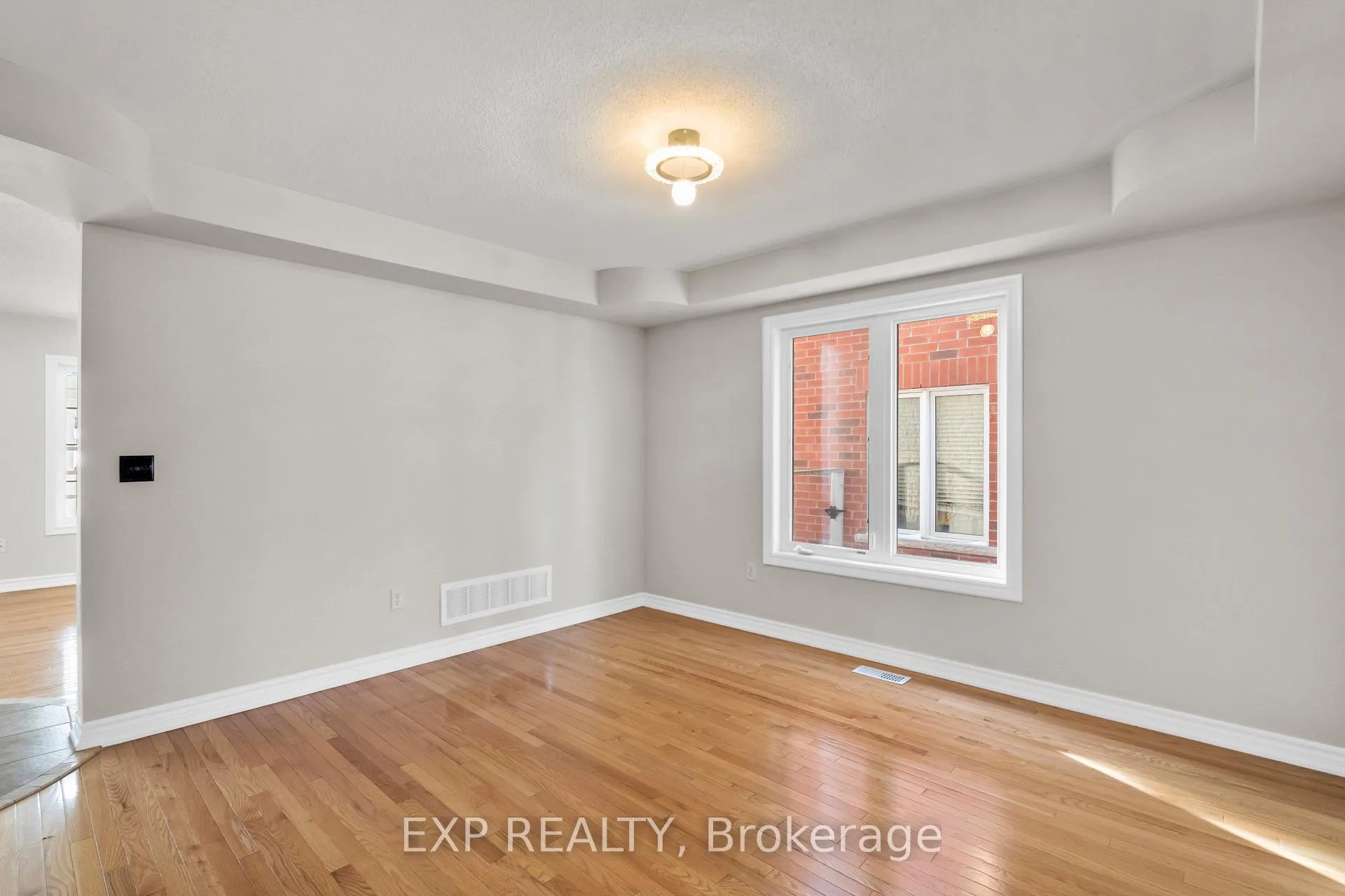 Photo 3 of 7 Wallwark Street, Aurora, Bayview Northeast — HOMEH