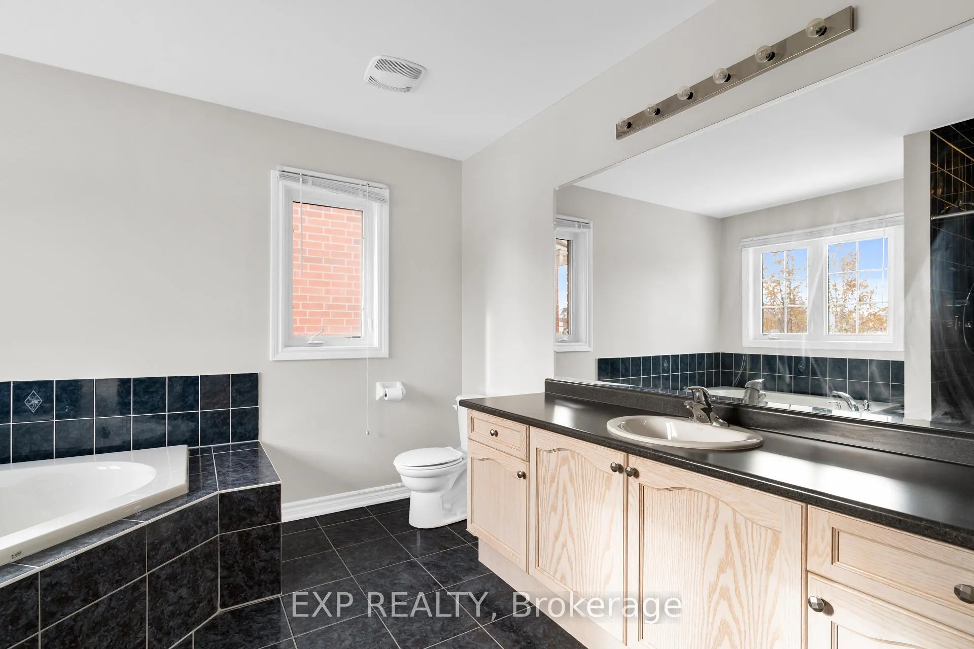 Photo 37 of 7 Wallwark Street, Aurora, Bayview Northeast — HOMEH